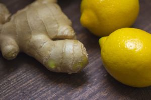 Whole ginger with a whole lemon